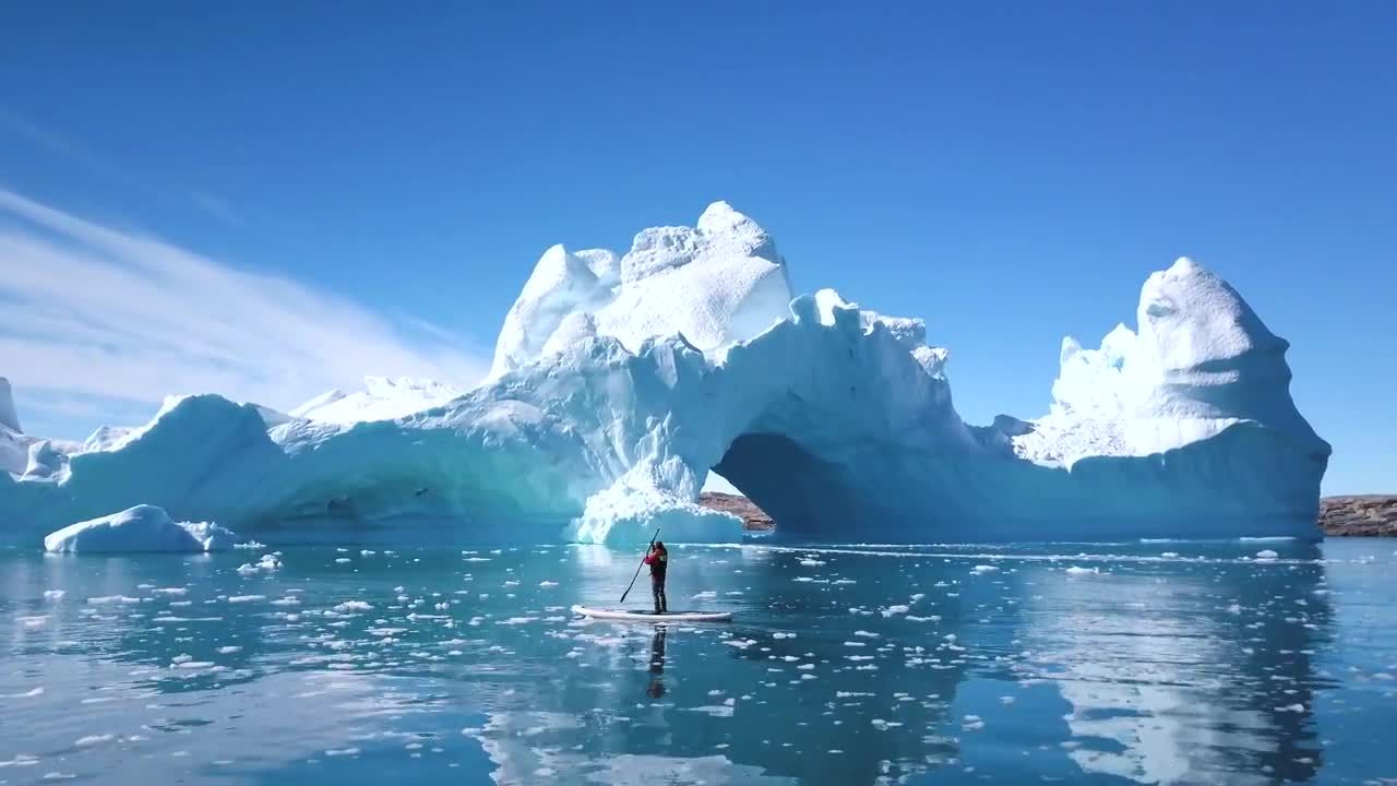 在冰雪融化上的海洋滑冰视频素材