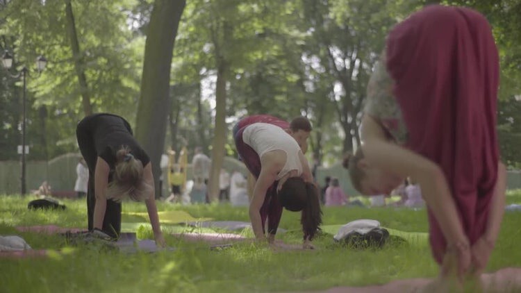 很多人在公园做瑜伽视频素材