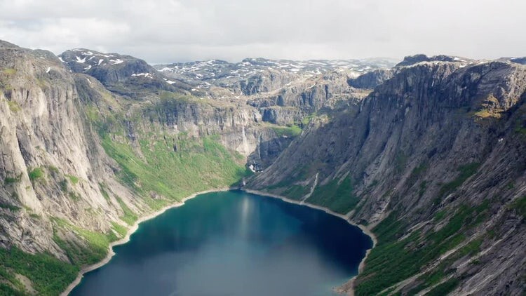 挪威蓝山湖鸟瞰图视频素材