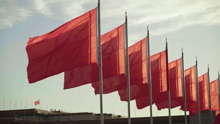 中国北京随风飘扬的红旗视频素材