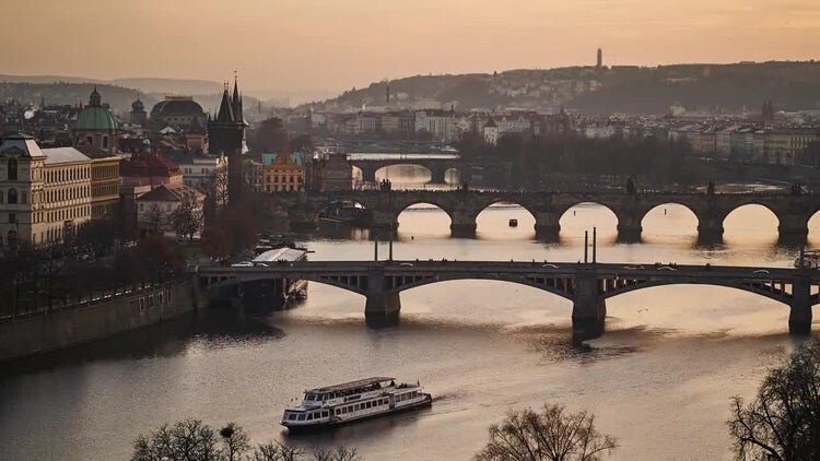 小船在圣彼得堡桥下通过延时拍摄视频素材