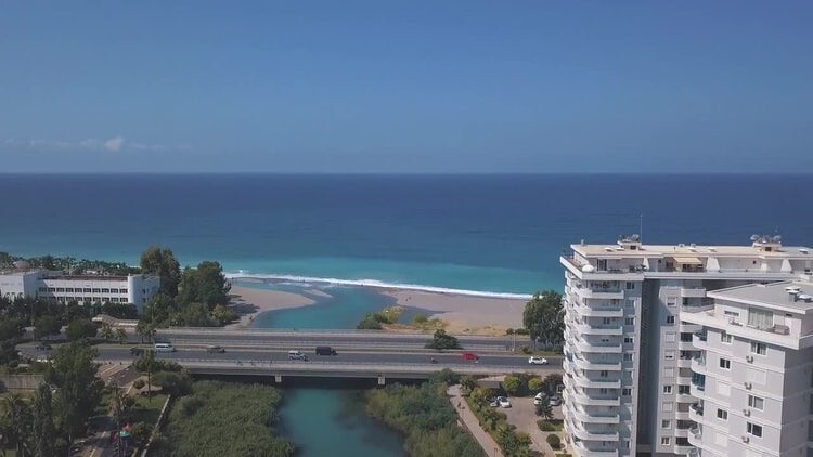 从镇上欣赏海滩风景鸟瞰图视频素材