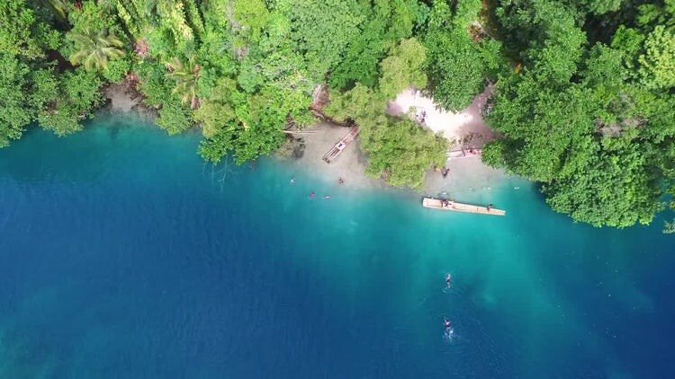 人们享受美丽的蓝色礁湖鸟瞰图视频素材