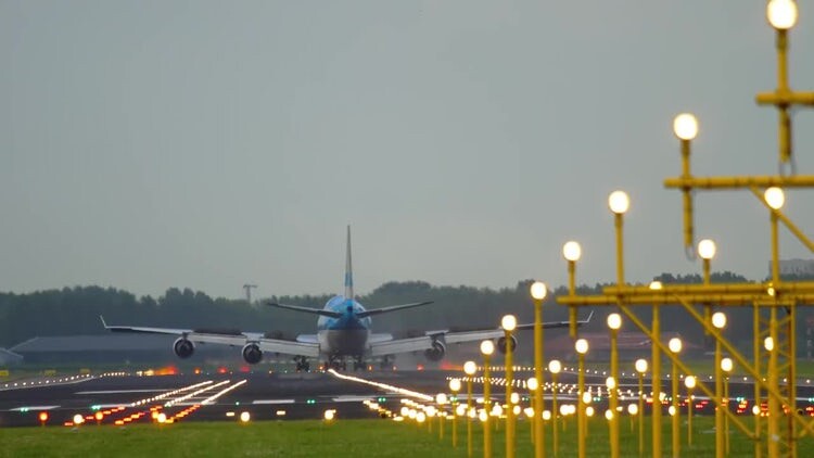 波音747飞机在荷兰阿姆斯特丹希普霍尔机场降落视频素材