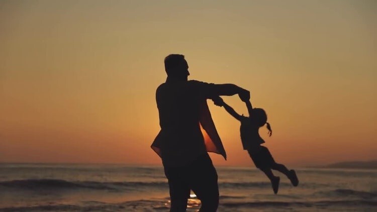 夕阳下海边玩耍的父女视频素材