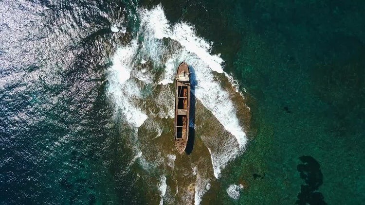 海浪撞击下的木船鸟瞰图素材