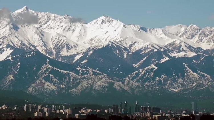 哈萨克斯坦山脚下的城市全景视频素材
