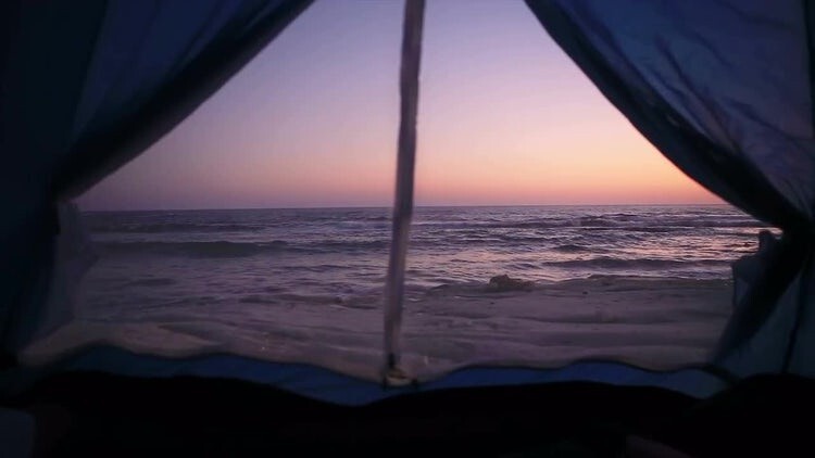 海滩帐篷外美丽的日落实拍素材