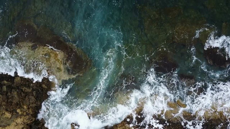 海浪击打岩石鸟瞰图素材