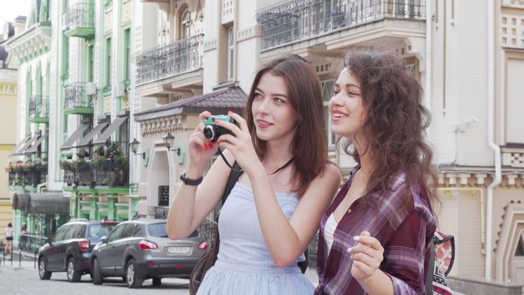 两个一起旅行的女孩在拍照视频素材