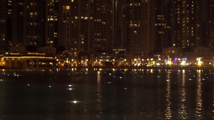 迪拜夜间水面上闪烁着的灯光视频素材