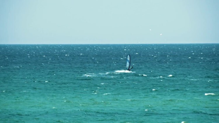 蓝色海洋冲浪的帆船实拍素材