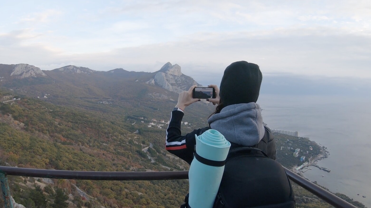 女摄影师拍摄山地景观视频素材