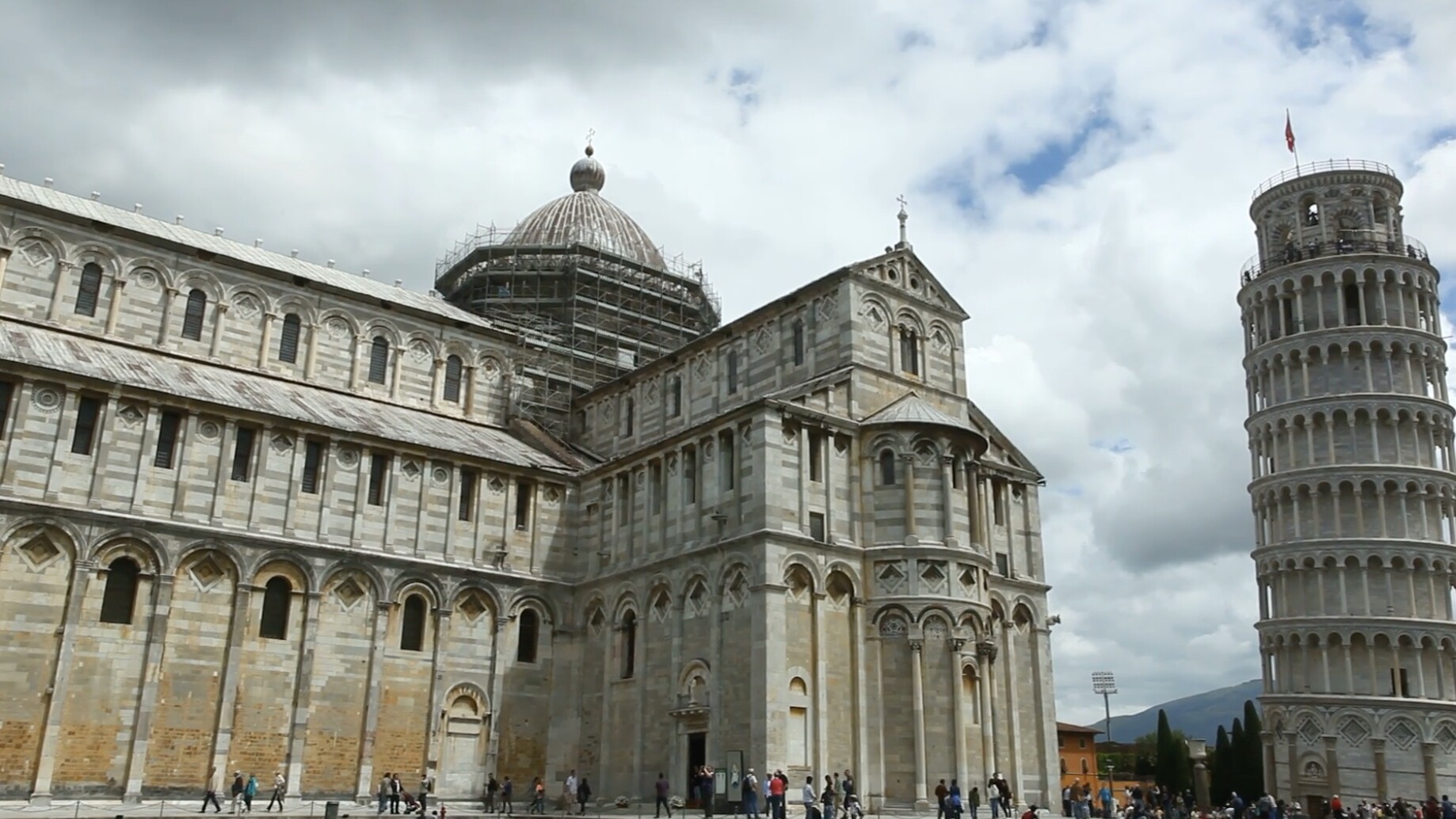 比萨斜塔和Dei Miracoli广场全景实拍视频素材