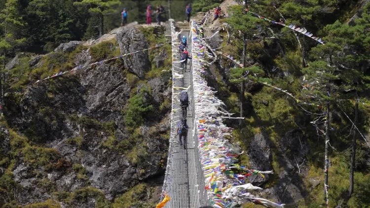 徒步旅行者在喜马拉雅山尼泊尔吊桥上行走视频素材