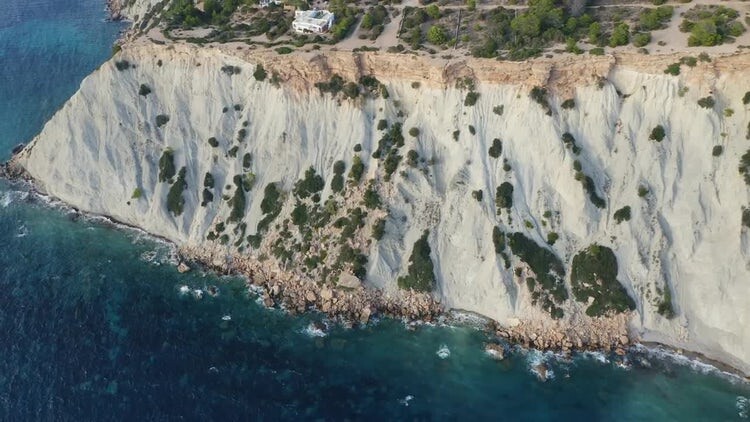 西班牙伊维萨岛陡峭海边悬崖视频素材
