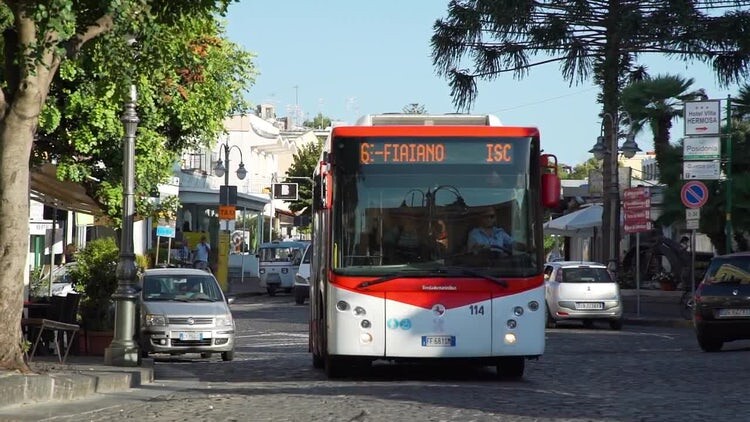 公交车驶过伊斯基亚波尔图时的交通情况视频素材