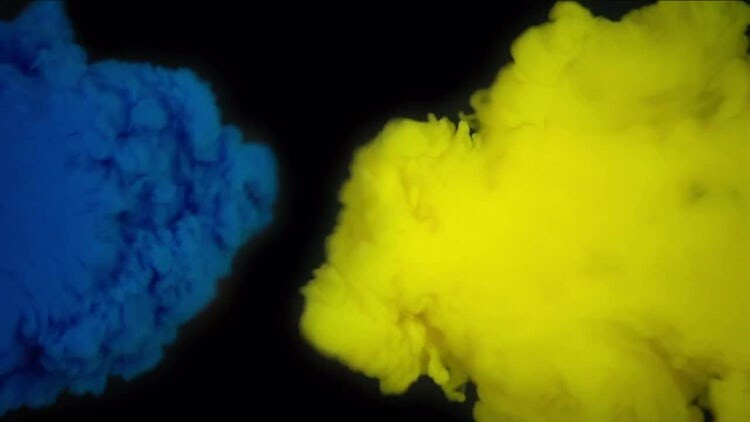 蓝色和黄色的油漆水中混合视频素材