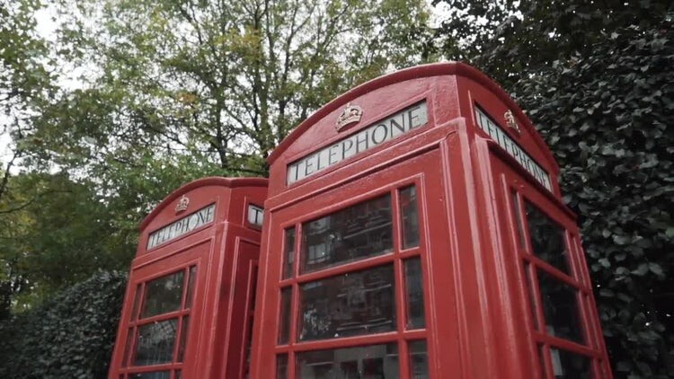 英国伦敦街道上的红色电话亭实拍素材