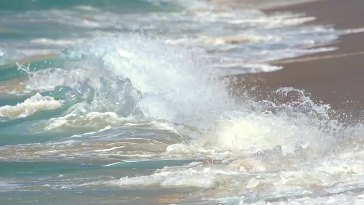 普吉岛迈考海滩荡漾的浪花实拍素材
