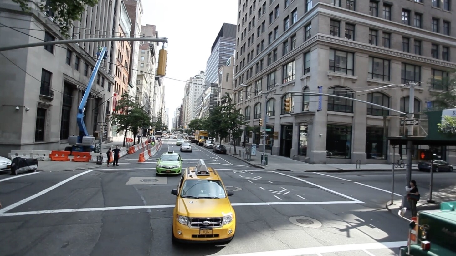 纽约街道上行驶的黄色出租车实拍视频素材