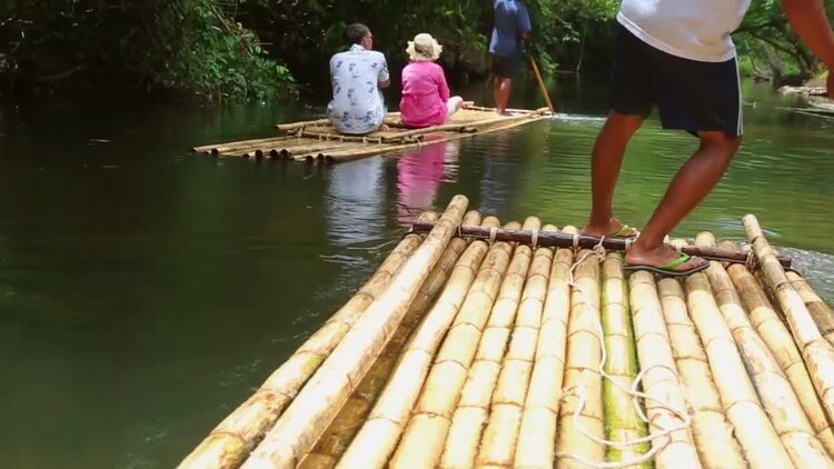 泰国热带雨林中漂流的竹筏视频素材