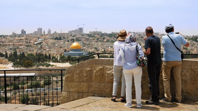 导游在耶路撒冷旧城的橄榄山上给游客讲解视频素材