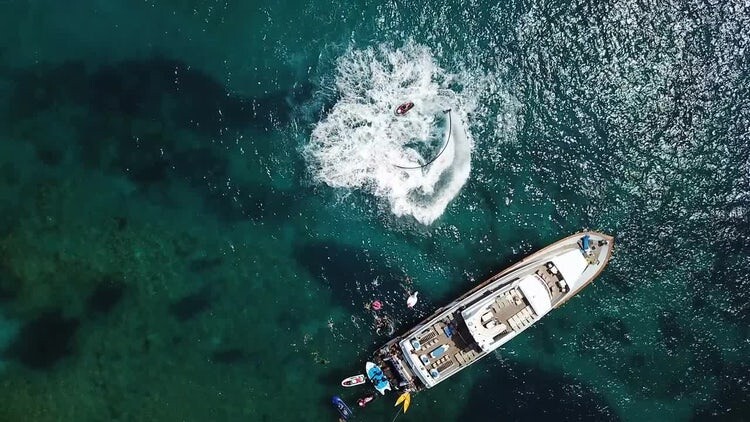 在塞浦路斯的游艇旁游泳的旅客视频素材