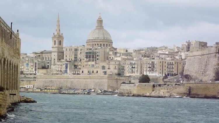  马耳他瓦莱塔海边的中世纪建筑视频素材