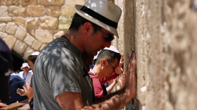 犹太人的额头贴在耶路撒冷墙上祈祷视频素材