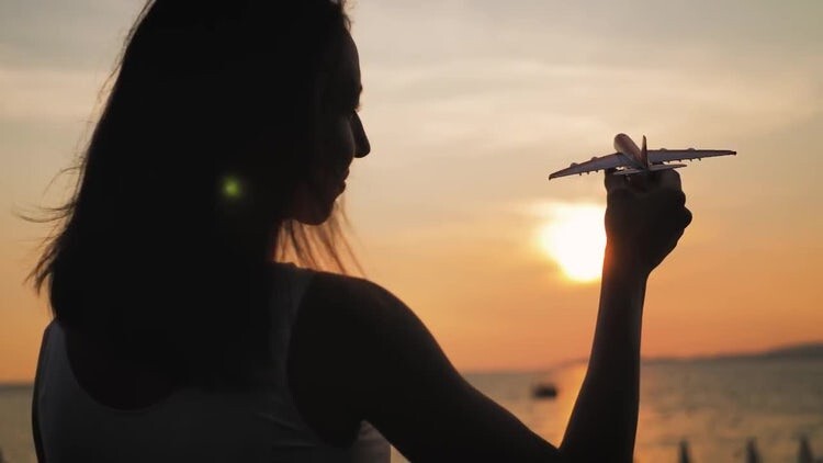 日落前拿着玩具飞机的女人视频素材
