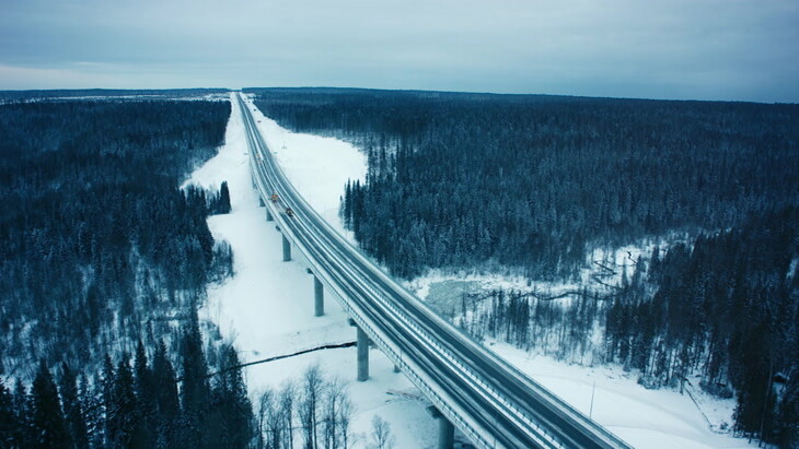 多视角实拍白雪皑皑的森林中空荡荡车辆稀少的桥