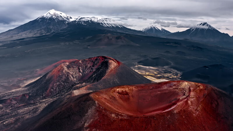 空中白雪皑皑的山脉的两个火山实拍视频