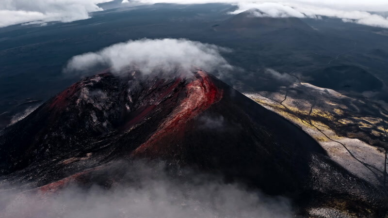 空中的火山上空移动的云实拍视频