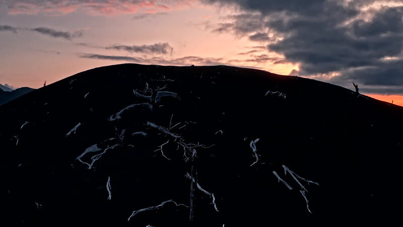黑色火山灰和枯树在空中实拍视频