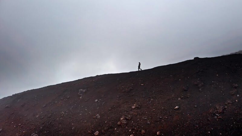 人走在火山空中实拍视频