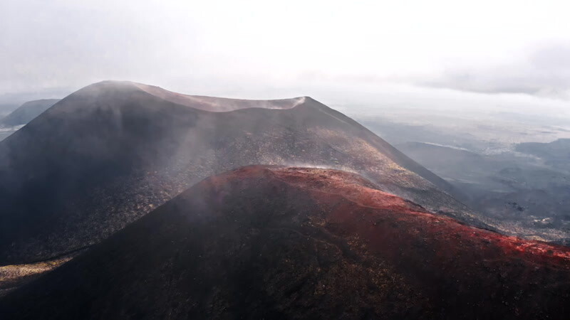 从火山区空中冒出的烟雾实拍视频