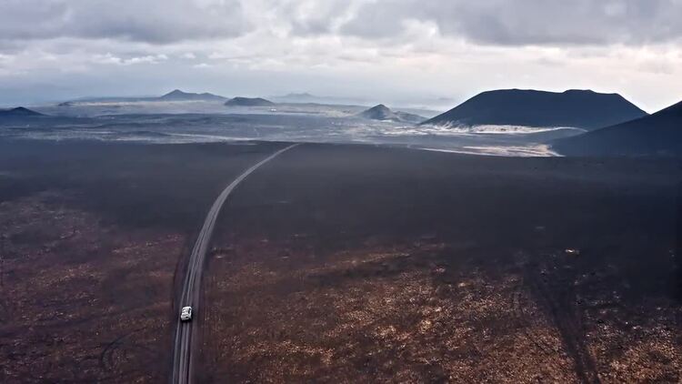 吉普车在火山土地飞驰实拍视频