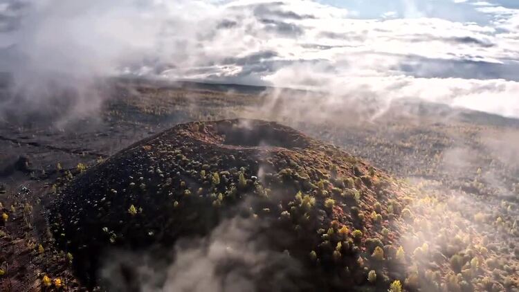 火山与树木生长云空中实拍视频