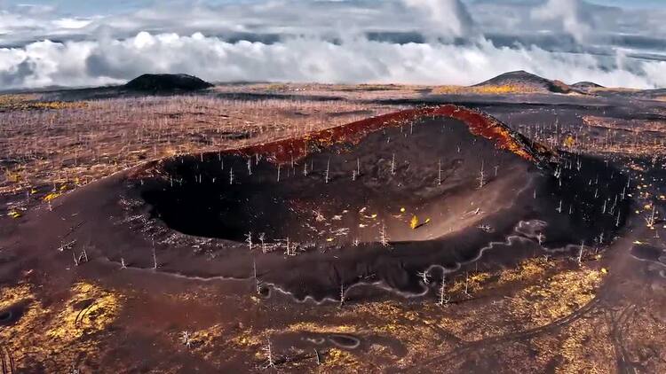 火山喷发烧毁了树木空中实拍视频