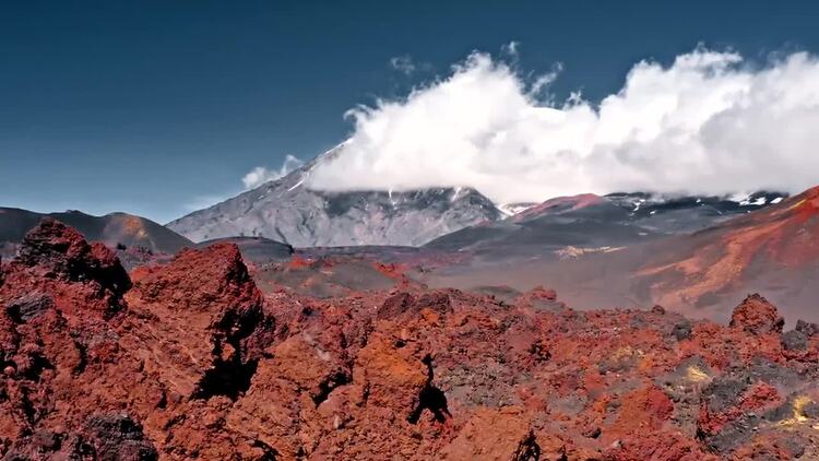 橙色火山岩山脉空中实拍视频