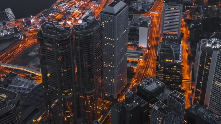 晚上城市的摩天大楼实拍视频素材