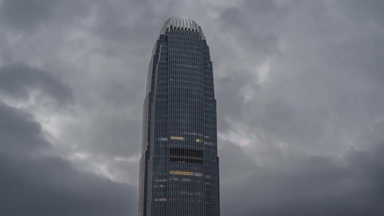 在多云的天空空中的摩天大楼实拍视频素材