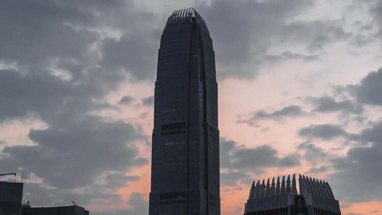 多云的天空空中的摩天大楼实拍视频素材