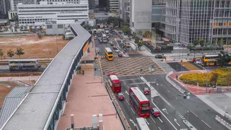 在城市空中过马路的桥梁实拍视频素材
