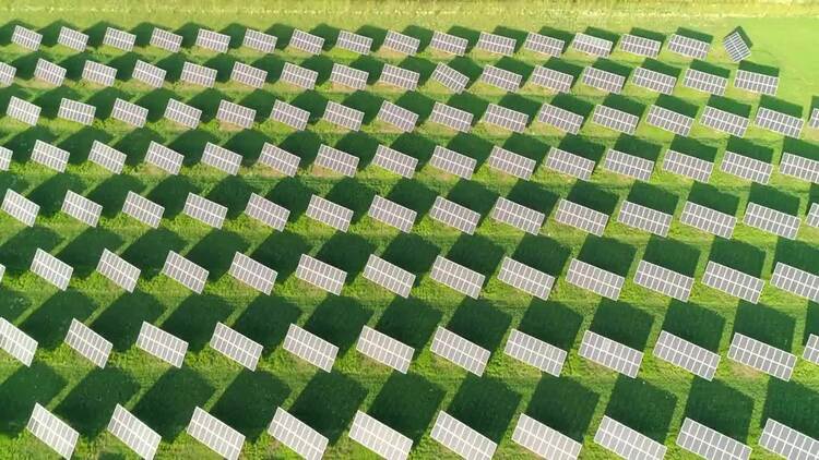 太阳能电池板与草空中领域航拍视频