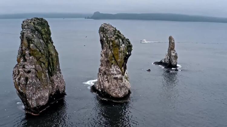水上的岩层脉空中航拍视频