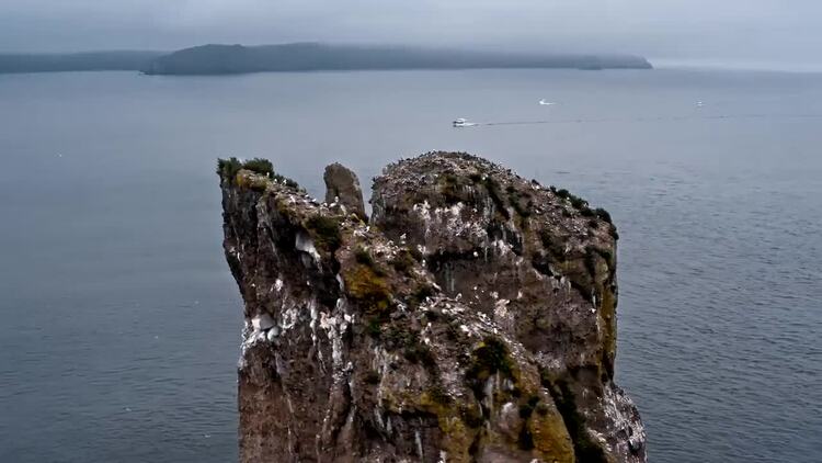 海洋中的岩层空中航拍视频