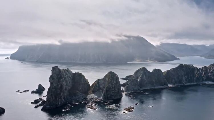 海洋上空的云层和海中的岩层实拍视频