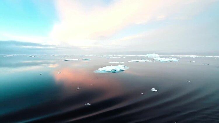 冰块漂浮在海上实拍视频素材